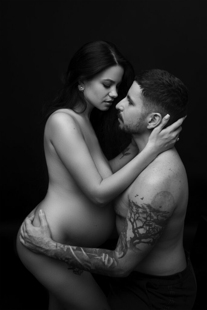 Emotionale Schwangerschaftsfotos als Paar im Studio in Kiel – zeitlose Babybauchfotografie