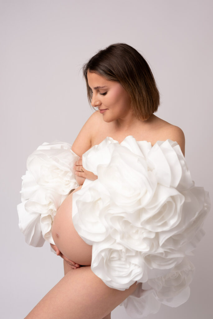 babybauch shooting weisses kleid studio kiel