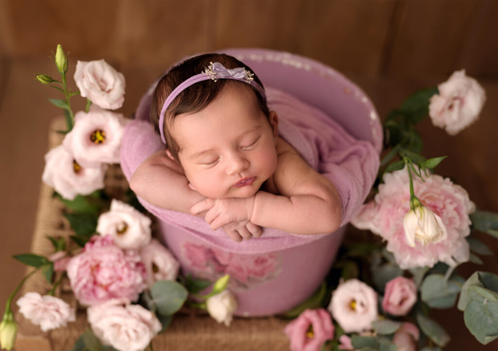 Neugeborenenfotografie in Kiel – Babyfoto mit Blumen im Studio von Elena Melnikova
