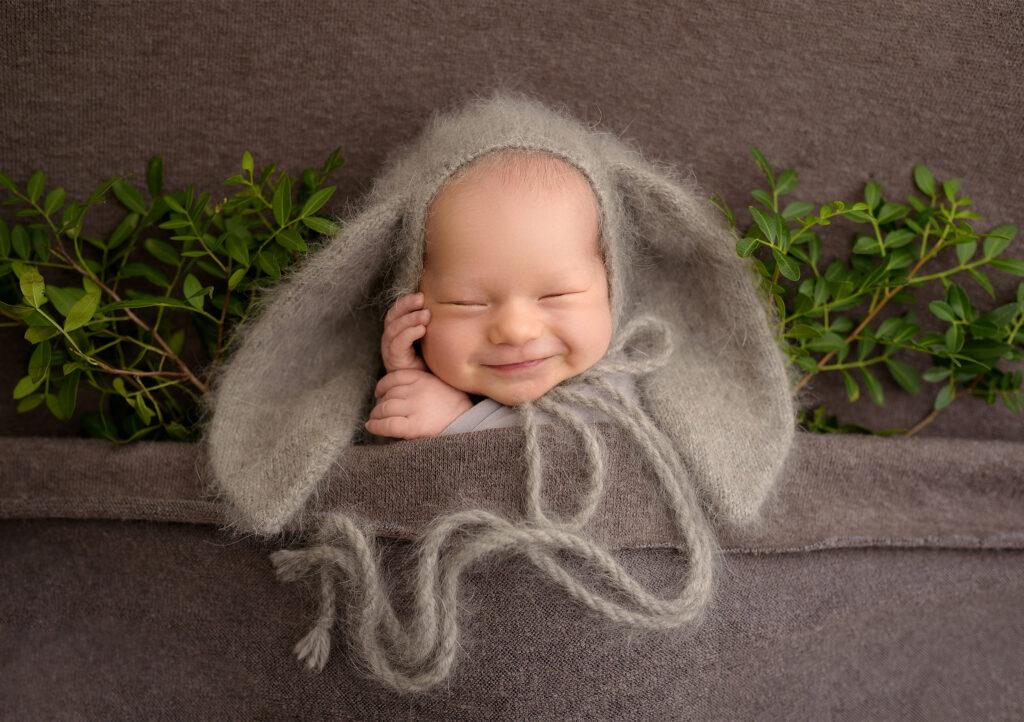Neugeborenenfotografie in Kiel – schlafendes Baby mit Kuscheltier im Studio von Elena Melnikova