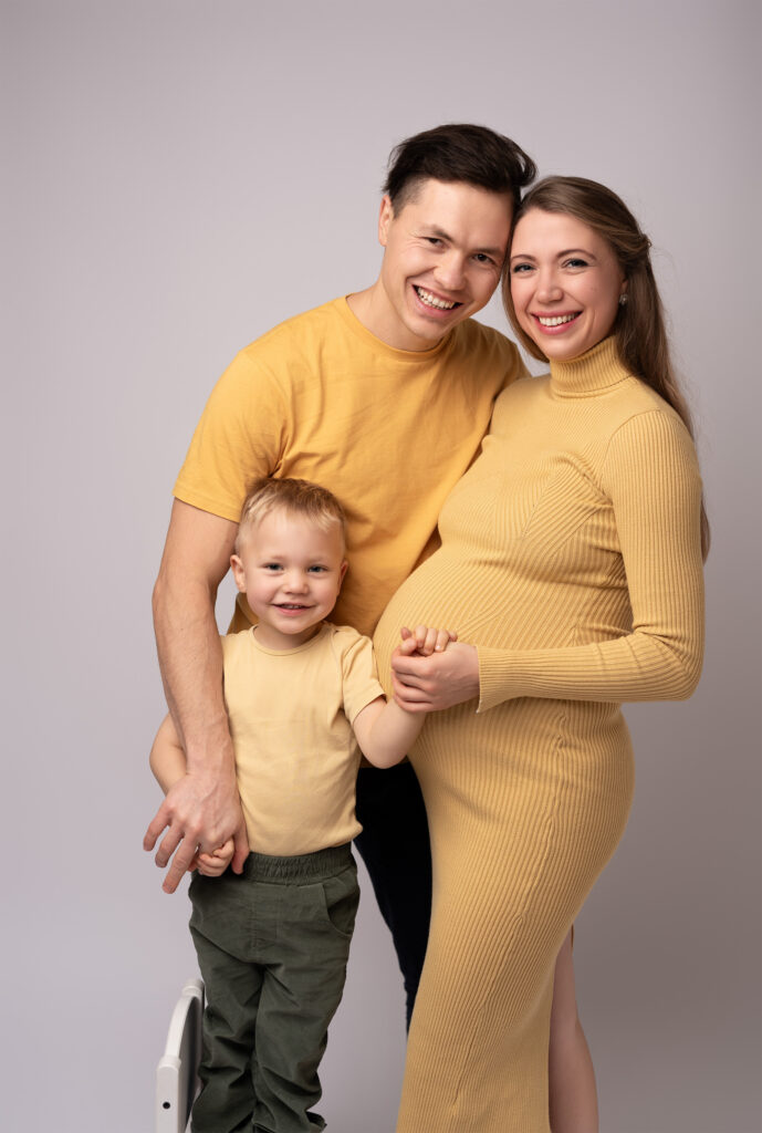 Schwangerschaftsfotos mit Familie im Studio in Kiel – emotionale Babybauchfotografie mit Eltern und Kind