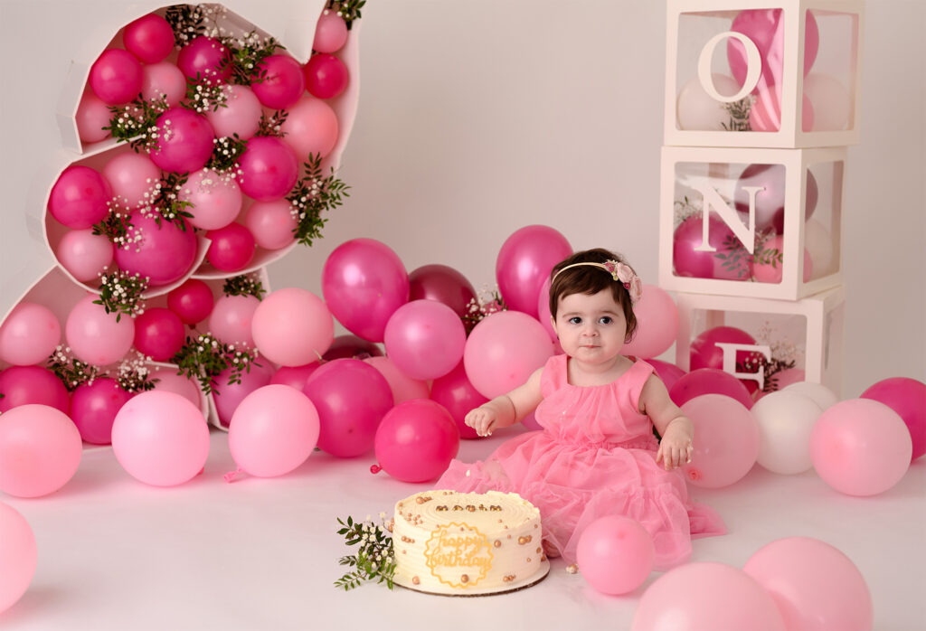 Erster Geburtstag Cake Smash Shooting in Kiel mit liebevoll dekorierter Geburtstagstorte